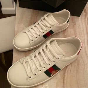 Like new Gucci ace sneaker with bee